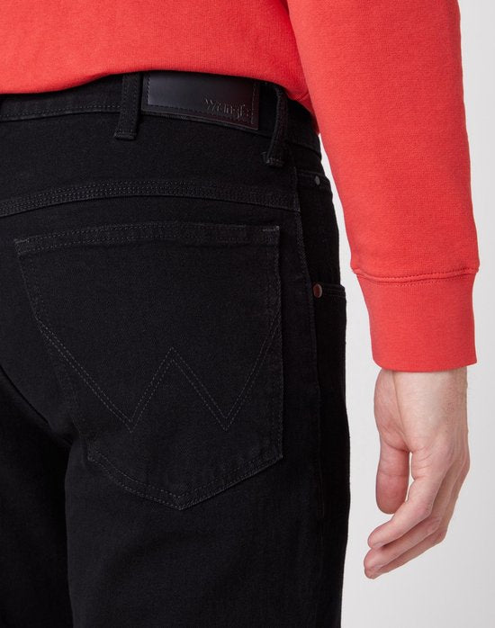Wrangler STRAIGHT BLACK RINSE Herren-Jeans, Größe 33 x 30