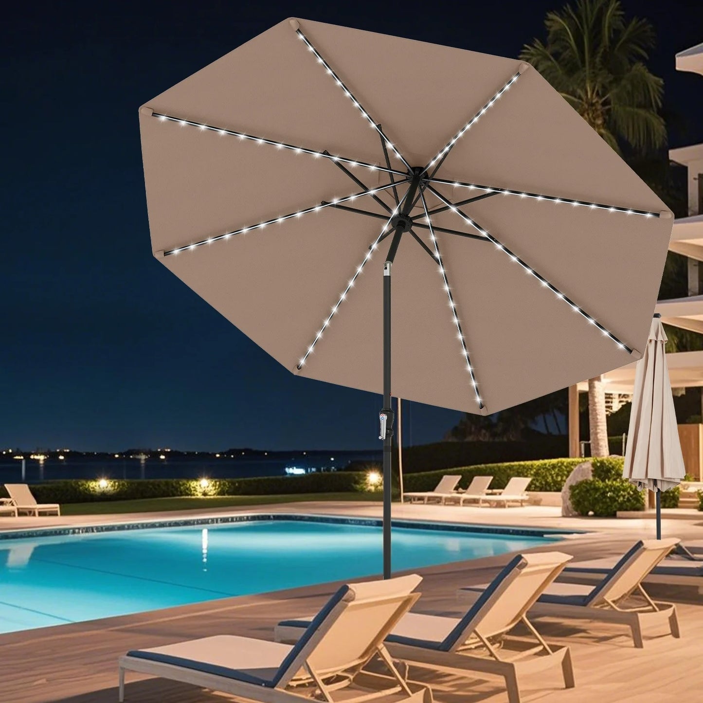 Coast Sonnenschirm mit solarbetriebener LED-Beleuchtung – mit neun Leuchtstufen, manuellem Neigungssystem und praktischem Drehgriff – für Garten und Terrasse – aus beigem Polyester und Metall – 290 cm breit und 247 cm hoch