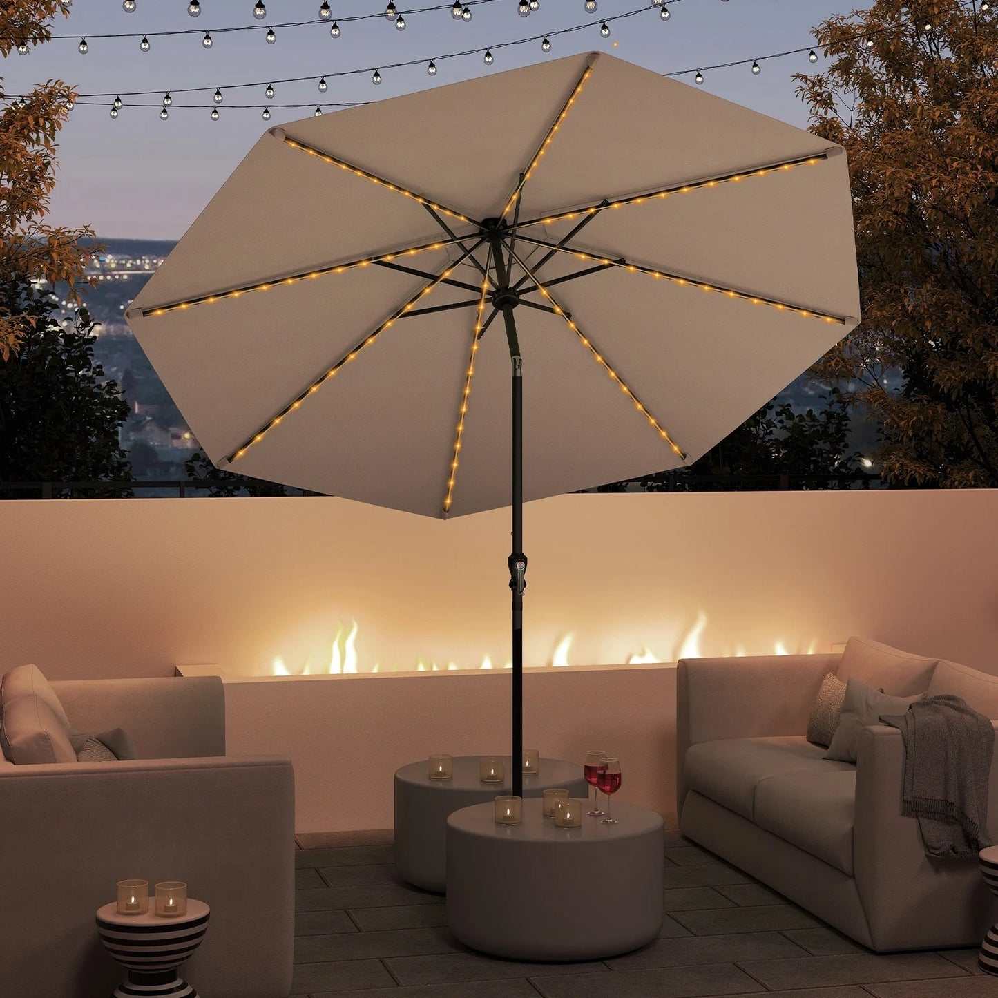 Coast Sonnenschirm mit solarbetriebener LED-Beleuchtung – mit neun Leuchtstufen, manuellem Neigungssystem und praktischem Drehgriff – für Garten und Terrasse – aus beigem Polyester und Metall – 290 cm breit und 247 cm hoch